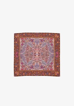 Tela cuadrada con intrincados patrones florales simétricos en púrpura, rosa, azul y marrón, enmarcada por un borde detallado en naranja y marrón.