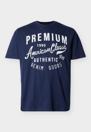 Tamsiai mėlynas trumpomis rankovėmis marškinėlis su baltais užrašais: „PREMIUM 1990 American Classic Authentic Denim Goods“ priekyje.