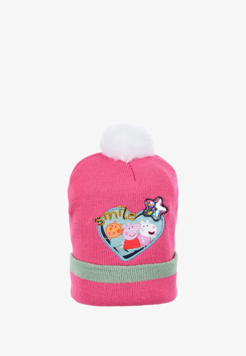 Bonnet en tricot rose avec un pompon blanc, comportant un écusson en forme de cœur avec des personnages de dessin animé et le mot "sourire", agrémenté d'un bandeau vert.
