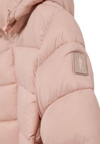 Kurtka puchowa w jasnoróżowym kolorze z błyszczącym wykończeniem. Posiada przeszywaną pikowaną konstrukcję oraz teksturowaną metkę logo na rękawie.