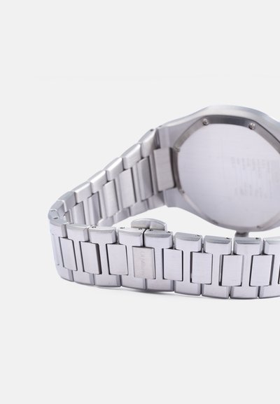 Orologio in acciaio inossidabile argento con cassa ottagonale piatta e bracciale segmentato caratterizzato da maglie rettangolari e finitura lucida.