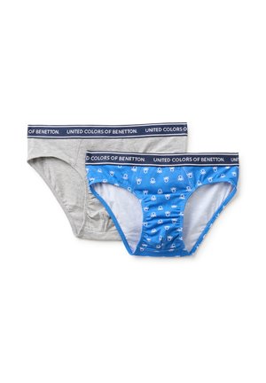 Twee paar herenonderbroeken, één effen grijs en één blauw met witte patronen, beide met marineblauwe taillebanden met de tekst "United Colors of Benetton".