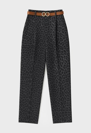 Pantalon noir fuselé taille haute avec imprimé léopard gris foncé et ceinture marron avec boucle double anneau dorée.