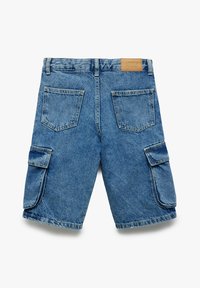 Farkkusalaiset shortsit keskisinisessä värissä, joissa on vyötärö ja neljä taskua. Takana on vaaleanruskea nahkalaatta, jossa on sana "KIDS."