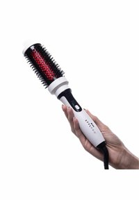 Hairstyling-Werkzeug mit einem runden Bürstenkopf, der schwarze Borsten und einen roten Akzent aufweist. Der Griff ist weiß mit einem Steuerknopf und einem Kabel.