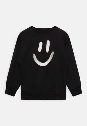 Sweatshirt noir à coupe décontractée ; arbore un grand motif de visage souriant argenté dans le dos ; fabriqué en doux tissu en coton.