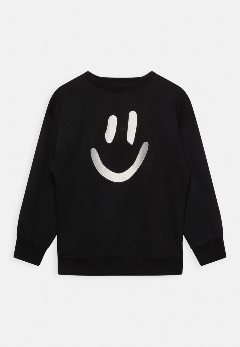 Sweatshirt noir à coupe décontractée ; arbore un grand motif de visage souriant argenté dans le dos ; fabriqué en doux tissu en coton.