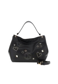 Borsa a mano in pelle nera con vari chiodini decorativi e forme, tra cui stelle e cuori; dotata di un manico singolo e tracolla removibile.