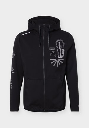 Μαύρο φούτερ με φερμουάρ και κουκούλα με κορδόνι, μπροστινές τσέπες, λευκή γραμμική τέχνη κάκτου και προσώπου, και κείμενο "Open Roads Open Minds" στο στήθος.