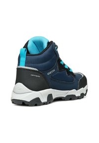 Ciemnoniebieskie buty trekkingowe z czarno-białymi akcentami. Posiadają siateczkową podszewkę, turkusowe sznurówki oraz teksturowaną podeszwę dla lepszej przyczepności. Widoczna logo marki.