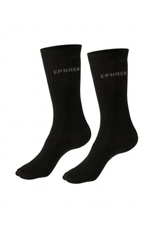 Par de calcetines negros acanalados hasta media pantorrilla con texto gris "CPHHGH" cerca de la parte superior sobre un fondo blanco.