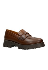 Braune Lederloafer mit strukturiertem Obermaterial, gesteppten Akzenten und einer robusten Gummisohle, die ein tiefes Profilmuster aufweist.