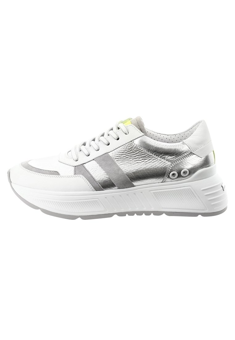 Weiße und silberne Low-Top-Sneaker mit dicker Sohle, Schnürung vorne und kleinen neongelben Akzenten an Zunge und Ferse.
