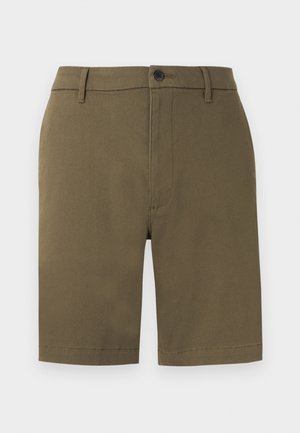 Shorts pour hommes couleur vert olive, longueur genou, avec passants pour ceinture, bouton à l'avant et fermeture éclair, sur fond blanc.