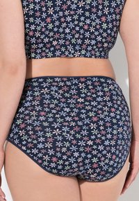 Námořnický květinový crop top a vysoké dno s opakujícím se vzorem malých barevných květů v růžové, fialové a zelené barvě. Hladká textura.