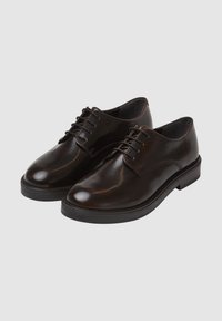 Scarpe di pelle marrone con una finitura liscia, punta rotonda e design con lacci; suola in gomma con leggera texture e dettagli di cucitura sottili.