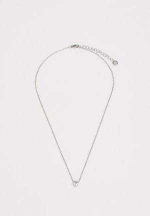 Hopeaketju hopeaketjubasa, joka sisältää sydämen muotoisen riipuksen pienellä jalokivellä. Se on rakennettu hienostuneesti ja teksturoidusti, ja siinä on säädettävä lukko.