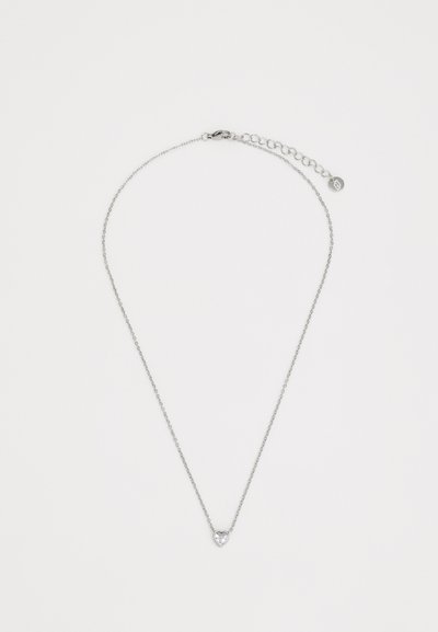 Collier en chaîne argentée avec un pendentif en forme de cœur orné d'une petite pierre précieuse, structuré avec un design délicat et texturé et un fermoir réglable.