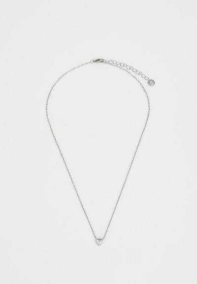 Collier en chaîne argentée avec un pendentif en forme de cœur orné d'une petite pierre précieuse, structuré avec un design délicat et texturé et un fermoir réglable.