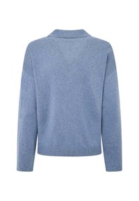 Pull tricoté bleu clair à manches longues avec un petit col, des poignets et un ourlet côtelés, montré de dos.