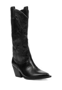 Bota de vaquero de cuero negro con punta afilada, costuras decorativas y tacón apilado. Presenta patrones florales en relieve y tiradores.
