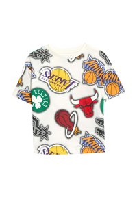 Kortebragende t-shirt van witte stof met kleurrijke logo's van sportteams en basketbalgraphics in verschillende maten en plaatsingen.
