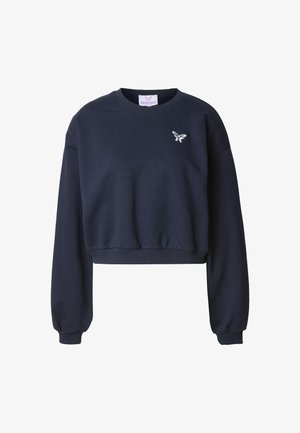 Tumesinine lühendatud pusa, valmistatud pehmest kangast, pikkade varrukatega ja väikese tikitud liblikalogoga rinnal.