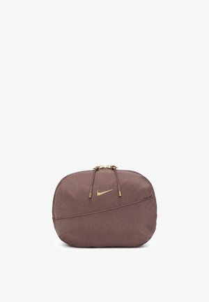 Kompakt brun Nike pung med guldfarvede lynlåse og gyldent Nike swoosh-logo i midten foran, skråt sømdesign på forsiden.