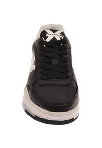 Sneaker in pelle nera con accenti bianchi, punta perforata, lacci neri e suola in gomma testurizzata. Presenta una linguetta e un colletto imbottiti.