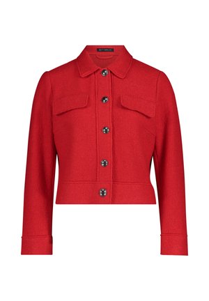 Rød cropped jakke i tekstureret stof med lange ærmer, knaplukning og to frontlommer med klapdetaljer.