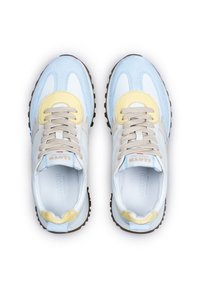 Sneaker azzurri chiari e gialli realizzati in morbida pelle scamosciata e pelle, con una suola in gomma testurizzata e lacci beige. Logo sulla linguetta.