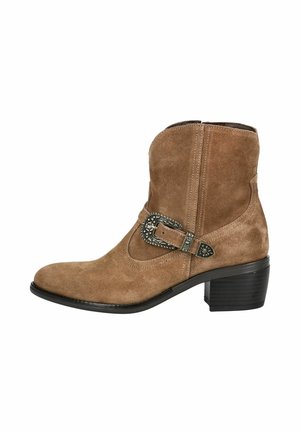 Bottines en daim marron avec un talon empilé, featuring une boucle décorative en métal argenté et des détails de couture sur la tige.