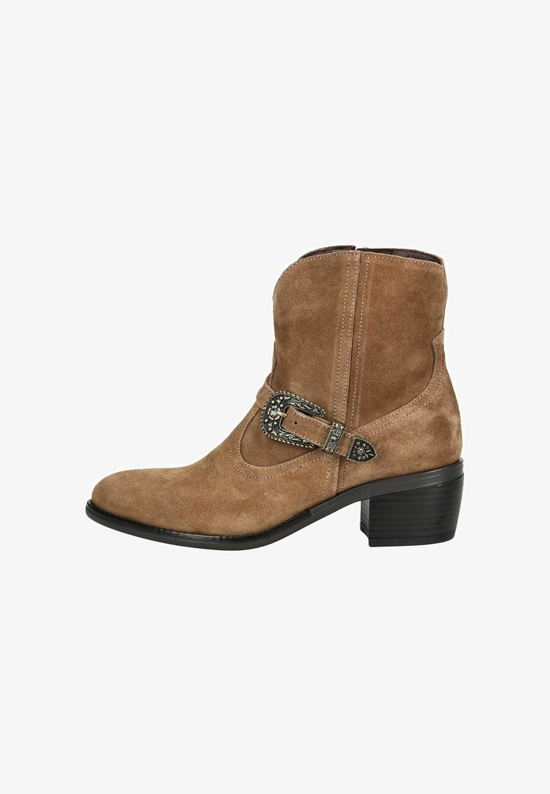 Braune Wildleder-Ankle-Boots mit einem gestuften Absatz, ausgestattet mit einer dekorativen silberfarbenen Schnalle und detaillierten Nähten im Obermaterial.
