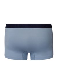 Blå boxerbriefs med en slät yta, som har ett mörkblått elastiskt midjeband präglat med "HANRO." Utformade för komfort och passform.