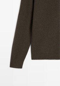 Donkerbruin gebreid sweater met lange mouwen, geribbelde manchetten en zoom, met een zachte textuur en eenvoudig ontwerp.