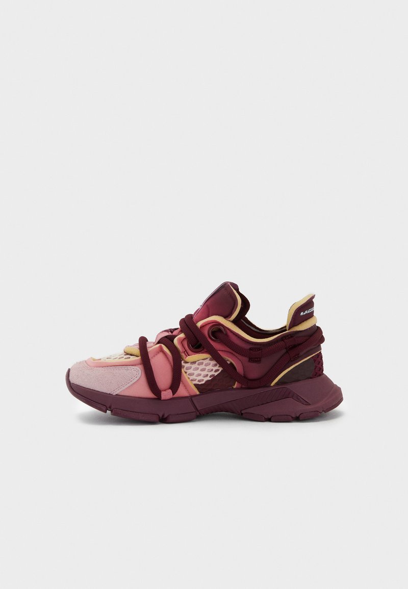Scarpe sportive in tonalità di rosa e bordeaux, caratterizzate da una tomaia in mesh traspirante, materiali stratificati e lacci a contrasto.