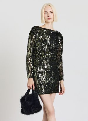 Abito nero con paillettes e maniche lunghe, dal design aderente e vita segnato. Abbinato a una morbida borsa nera in ecopelliccia.