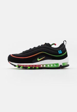 Zwarte Nike Air Max 97 sneaker met oranje, groene en rode accenten, zichtbare luchtzool demping en een blauw label aan de zijkant.