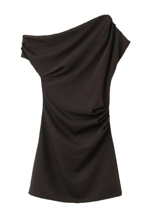 Vestido negro asimétrico con una manga corta y drapeado recogido en un lado, longitud hasta la rodilla, silueta ajustada.