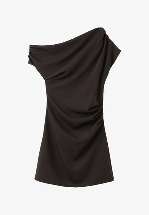 Vestido negro asimétrico con una manga corta y drapeado recogido en un lado, longitud hasta la rodilla, silueta ajustada.