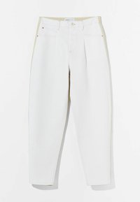 Pantalones de denim blanco con una cintura alta, que presentan una pierna estrecha, costuras amarillas a juego y dos bolsillos frontales.