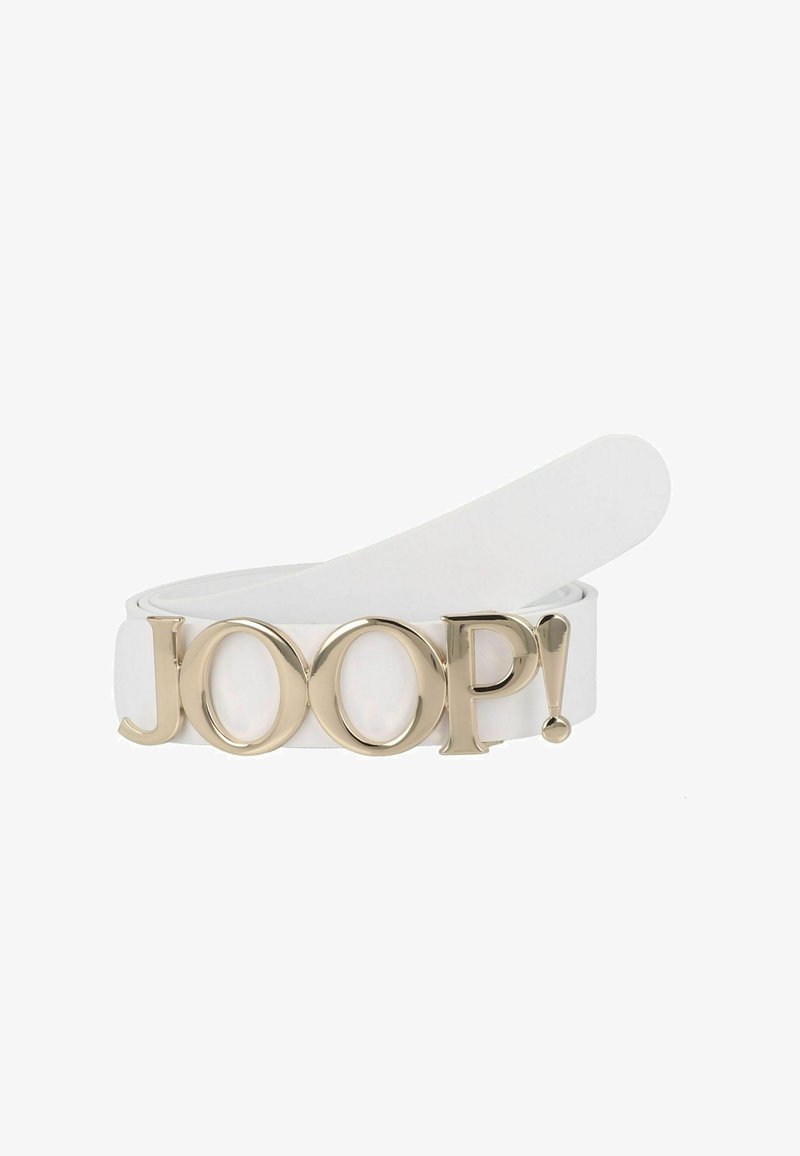 Weißer Leder-Gürtel mit goldfarbener Metallschriftzug "JOOP!". Glatte Oberfläche und elegantes Design, mit abgerundetem Ende und einer auffälligen Aussage.