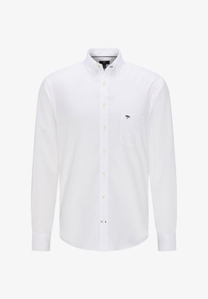 Biała, długoszypowa koszula w fasonie button-up, wykonana z gładkiej bawełny, z pojedynczą kieszenią na piersi z małym ciemnym logo, tradycyjnym kołnierzykiem i mankietami zapinanymi na guziki.