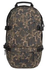 Plecak w kamuflażu wykonany z trwałej tkaniny, o zaokrąglonym kształcie, wyposażony w liczne paski i zasuwane przegrody dla lepszej organizacji.