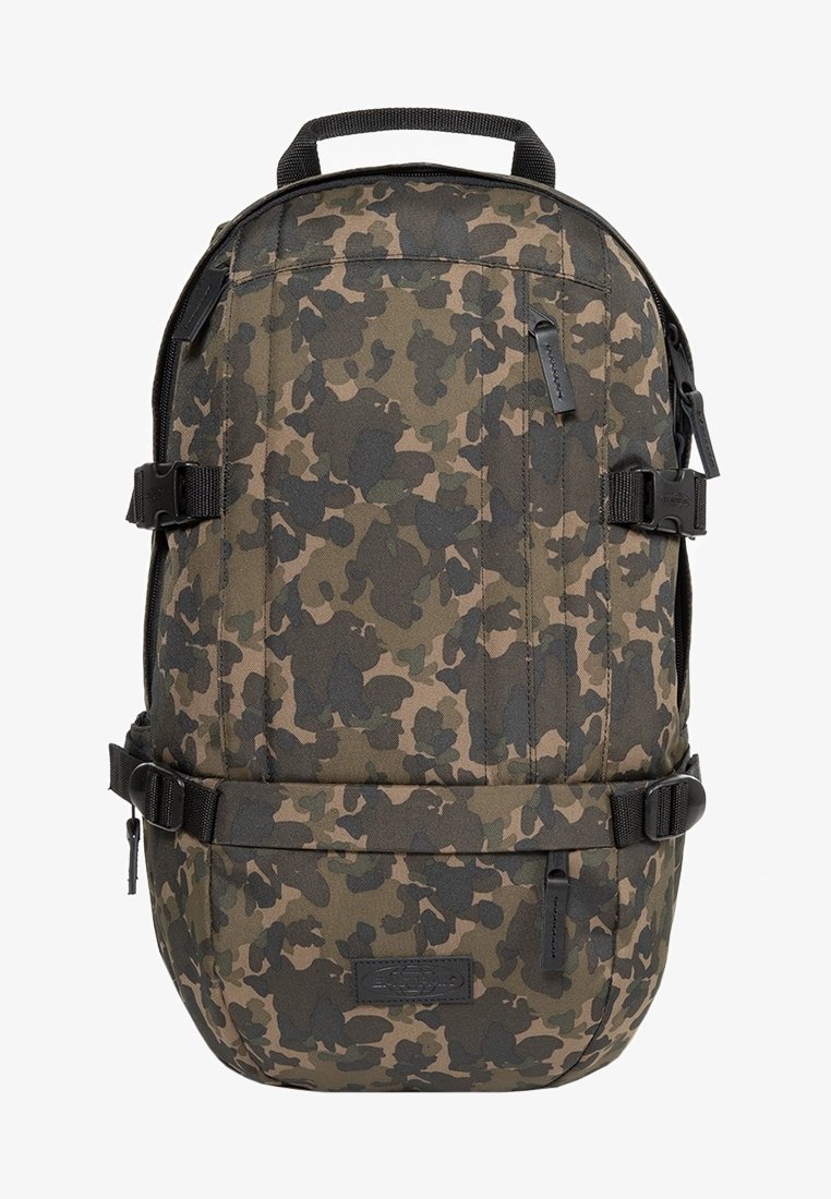 Plecak w kamuflażu wykonany z trwałej tkaniny, o zaokrąglonym kształcie, wyposażony w liczne paski i zasuwane przegrody dla lepszej organizacji.