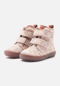 Bottines à motifs floraux rose clair avec deux bandes velcro, doublure douce et semelles en caoutchouc marron. Tige texturée, conception robuste.