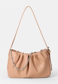 Borsa in pelle nuda con design arricciato, dotata di manico in catena argentata e texture liscia. Cintura regolabile attaccata su un lato.