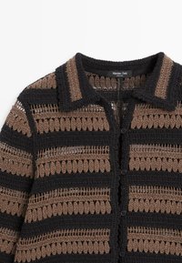 Braun-schwarz gestreifte, gehäkelte Strickjacke mit spitzem Kragen und schwarzen Knöpfen vorne.