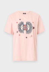 Ανοιχτό ροζ T-shirt με γραφικό που απεικονίζει δύο ήλιους με πρόσωπα, περιβάλλοντας μια κόκκινη οβάλ επιγραφή με το κείμενο «Santa Cruz», καθώς και διάσπαρτα μικρά αστέρια και πλανήτες.