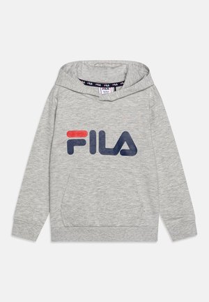 Jasnoszara dziecięca bluza z kapturem, kieszenią na przodzie oraz dużym logo FILA w granacie i czerwieni na piersi.